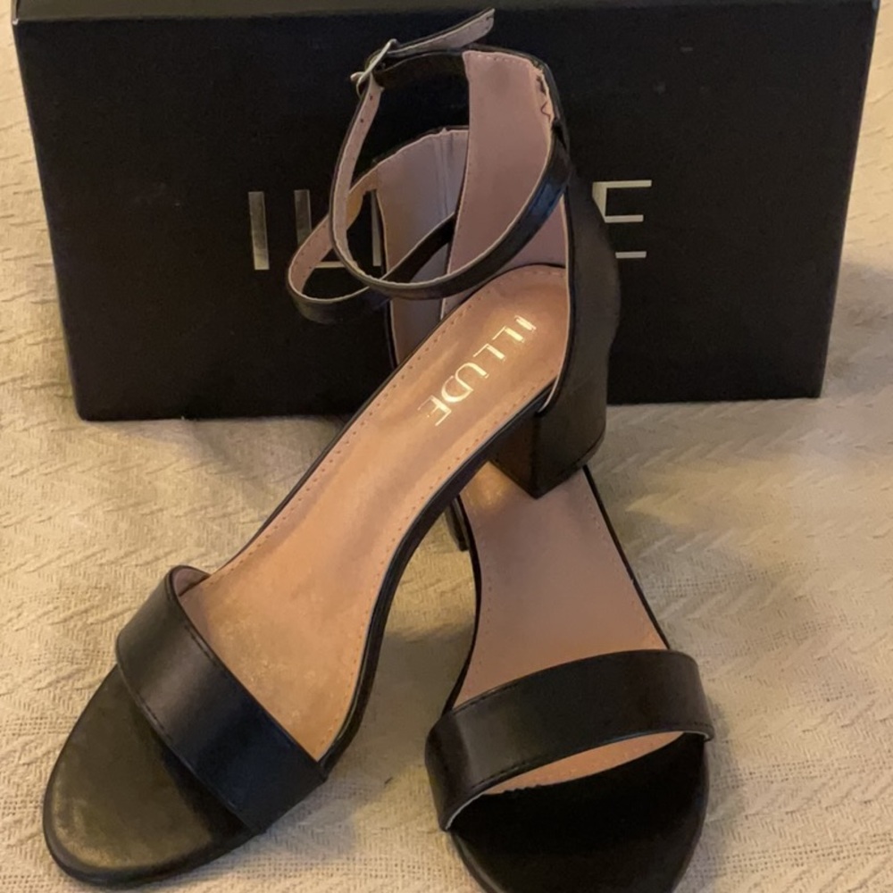 NWT NIB Illude black open toe heel dress shoe. 9 2 in heel